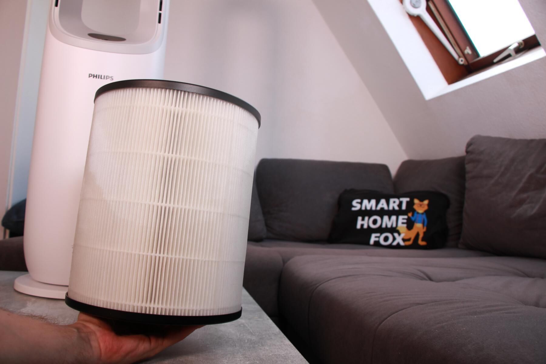 Auf der Außenseite der runden Filtereinheit vom Air Performer 7000 befindet sich der HEPA H13 (NanoProtect) Filter und auf der Innenseite ein Aktivkohlefilter.